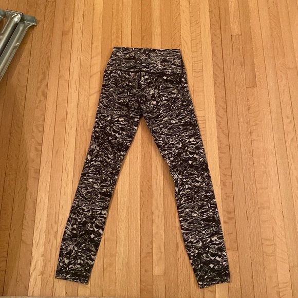 Black and white tie-dye Lululemon leggings size 4 - Picture 4 of 4